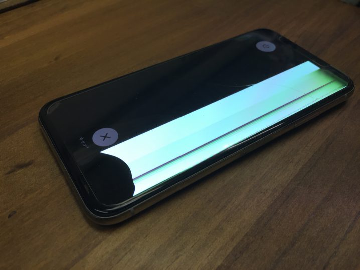 iPhoneXの画面ひび割れと有機EL表示不良【縦線と黒シミ】 | フリー 