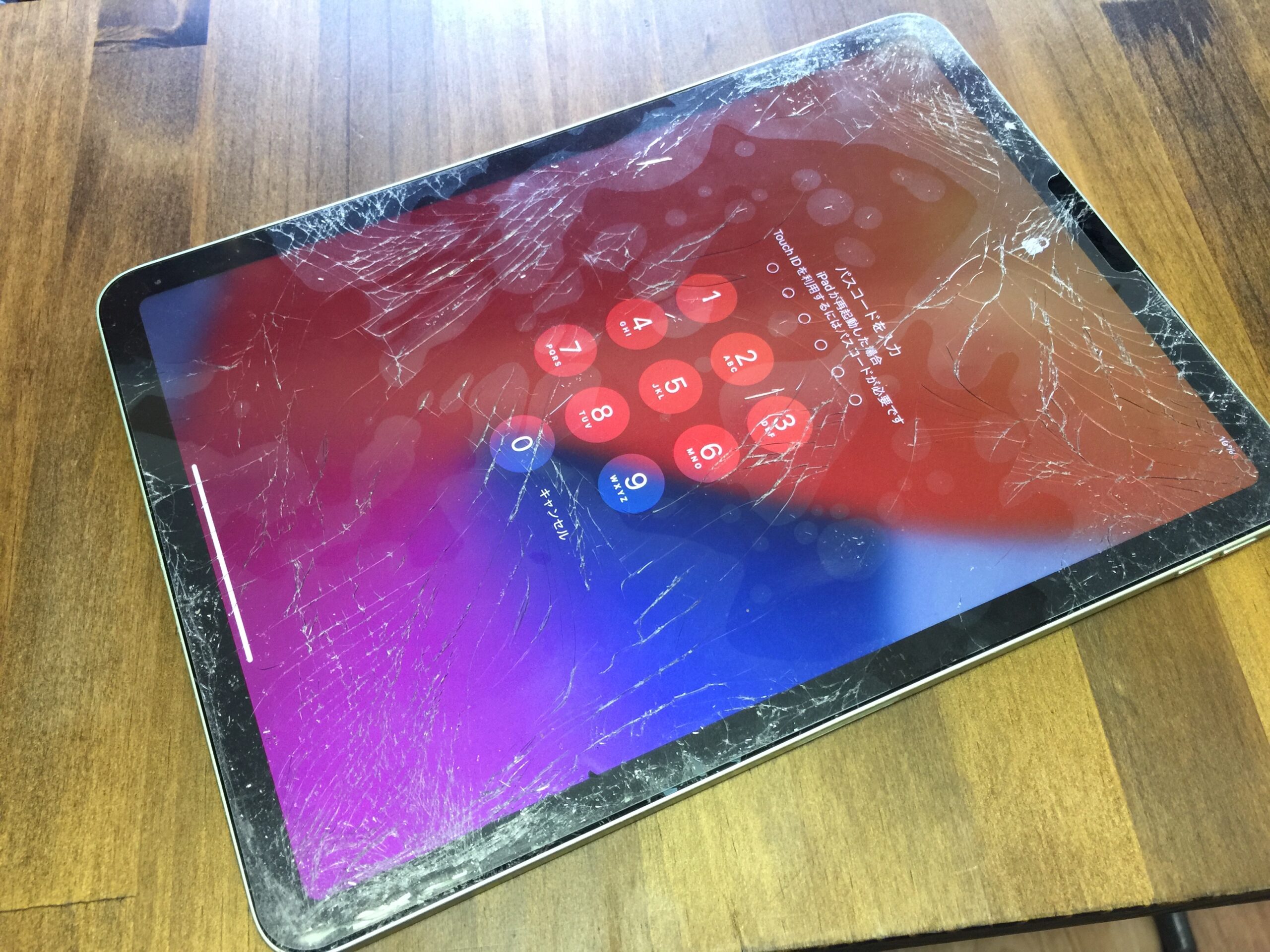 iPad Air 4 の画面がバキバキにひび割れてしまっていても液晶交換で ...
