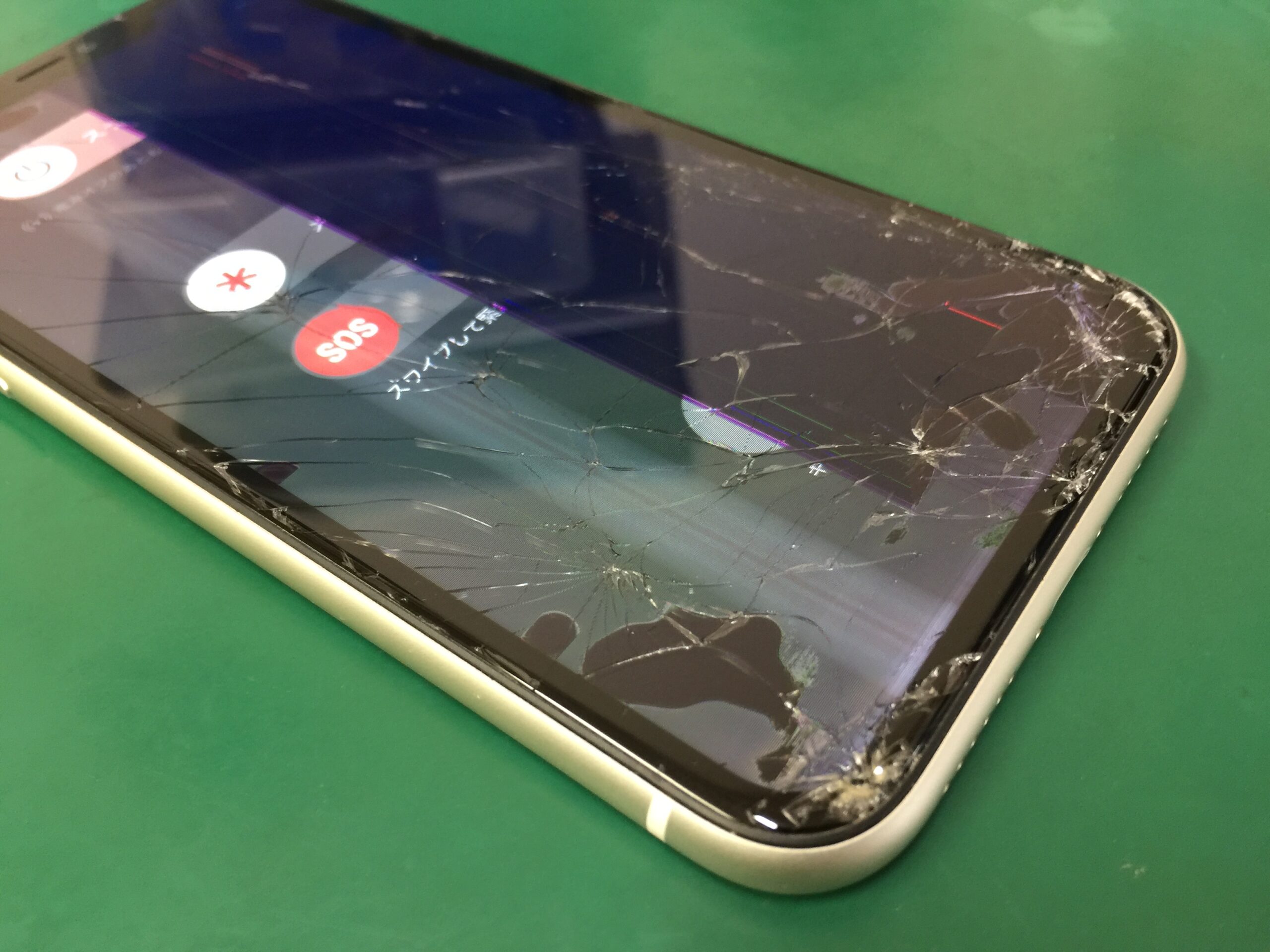 iPhone11の画面のガラスひび割れと液晶に縦線が入って見えづらい状態 