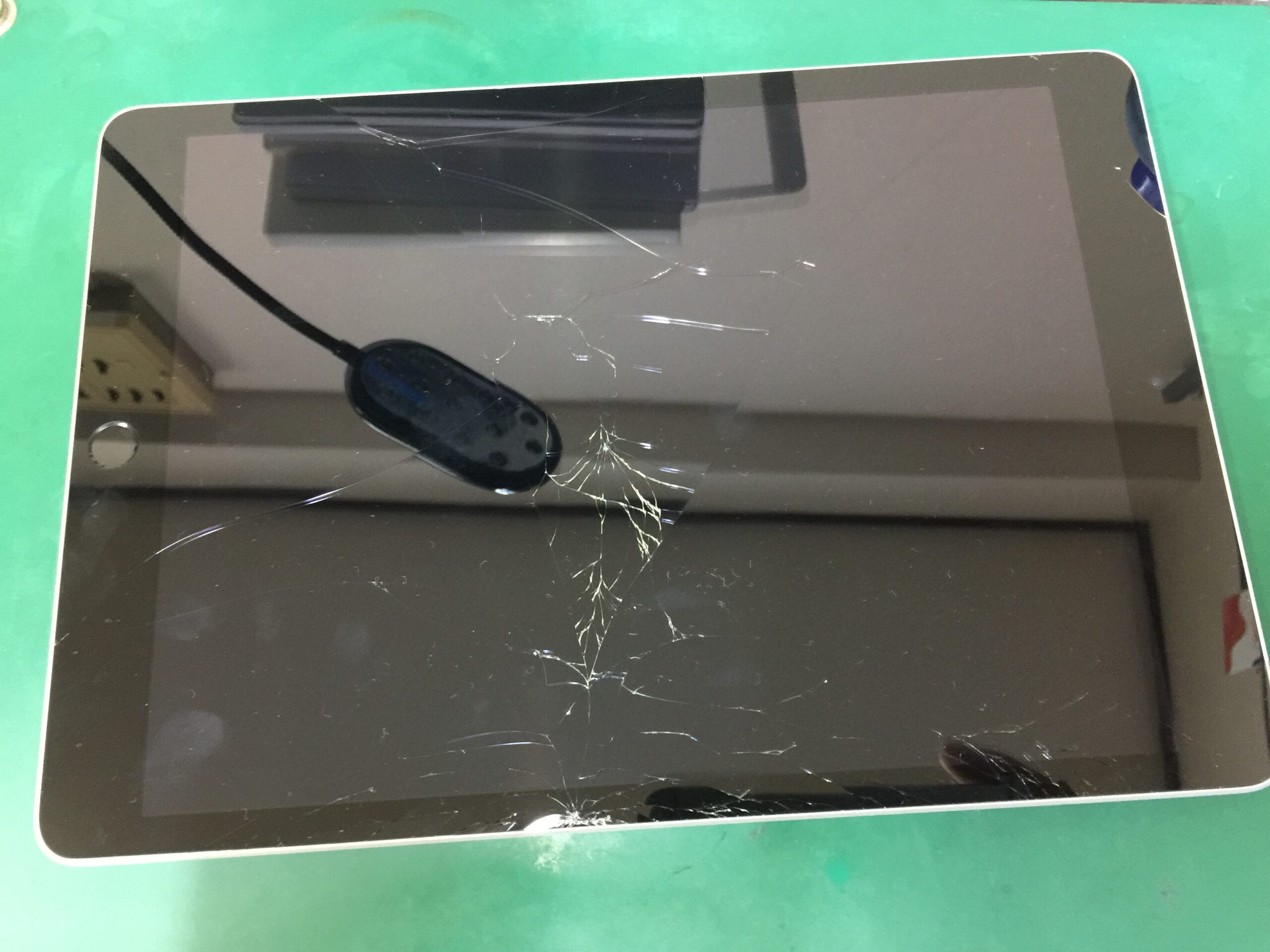 iPad 9画面割れ】 画面のガラスひび割れ修理はデジタイザーだけの交換で直ります。 | フリースタイルリペア