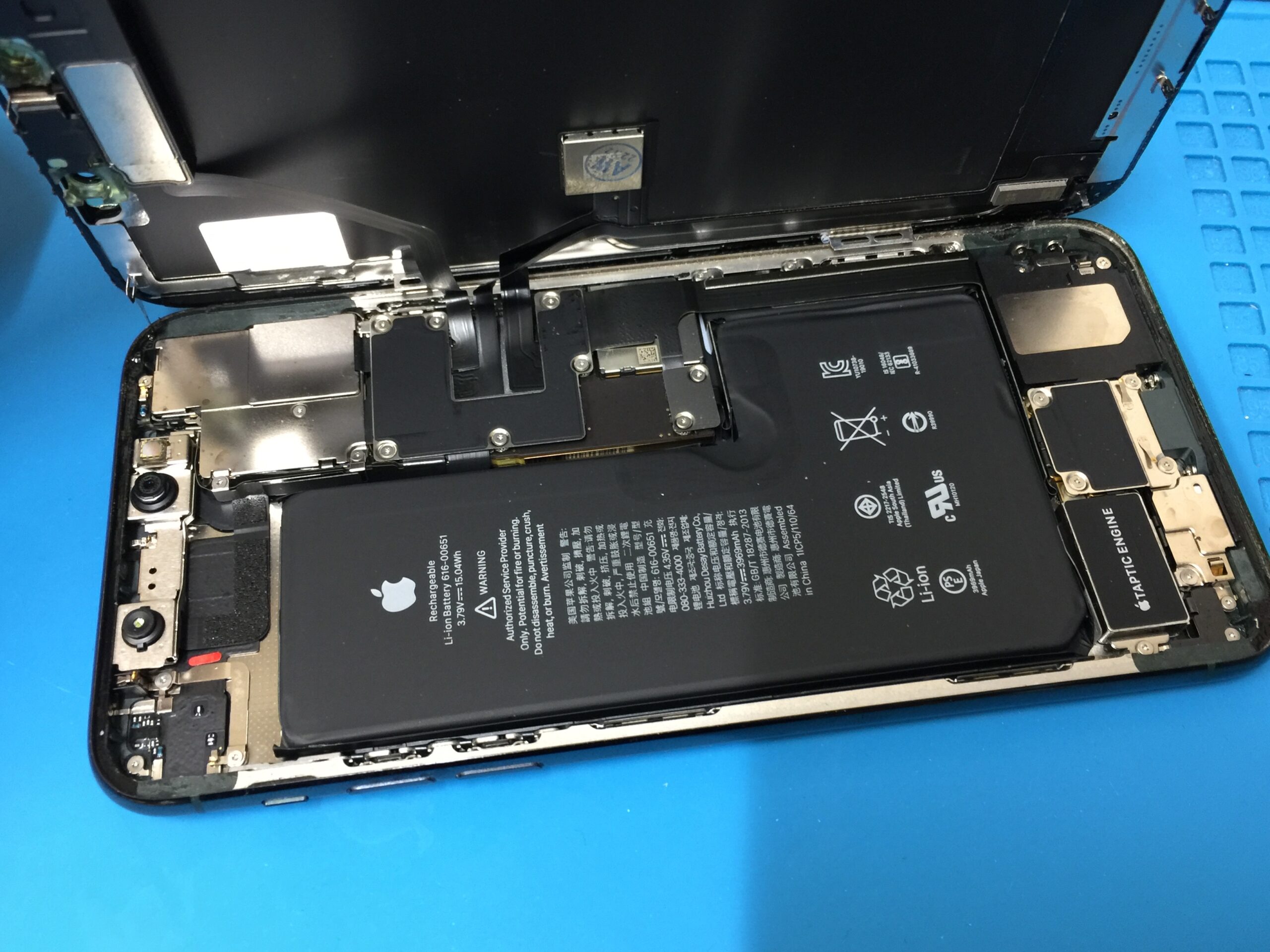 iPhone 11 Pro Max 】高いところから落として画面ひび割れと