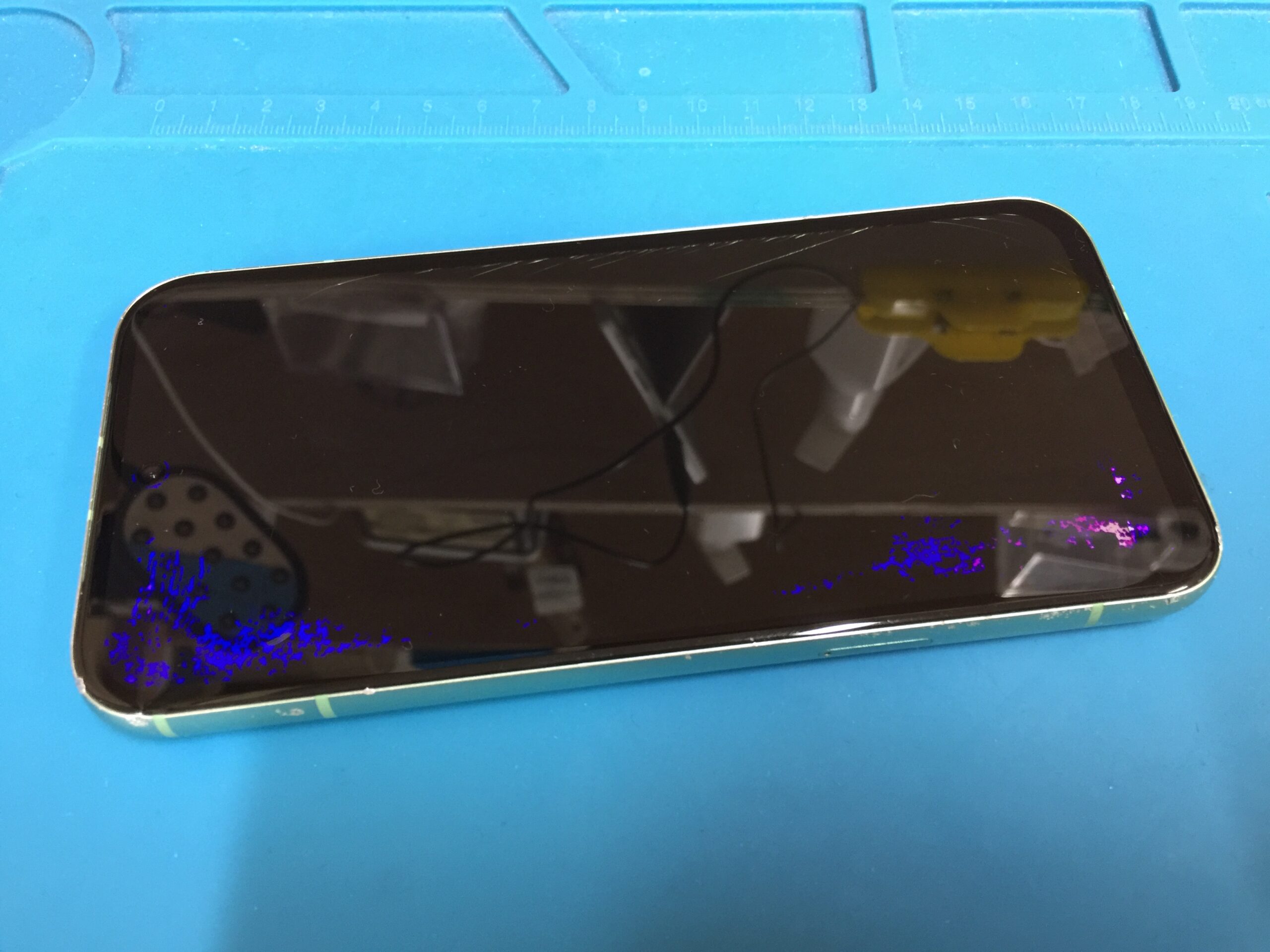 Google Pixel 8aを落として画面が映らない…画面交換で復旧した修理事例