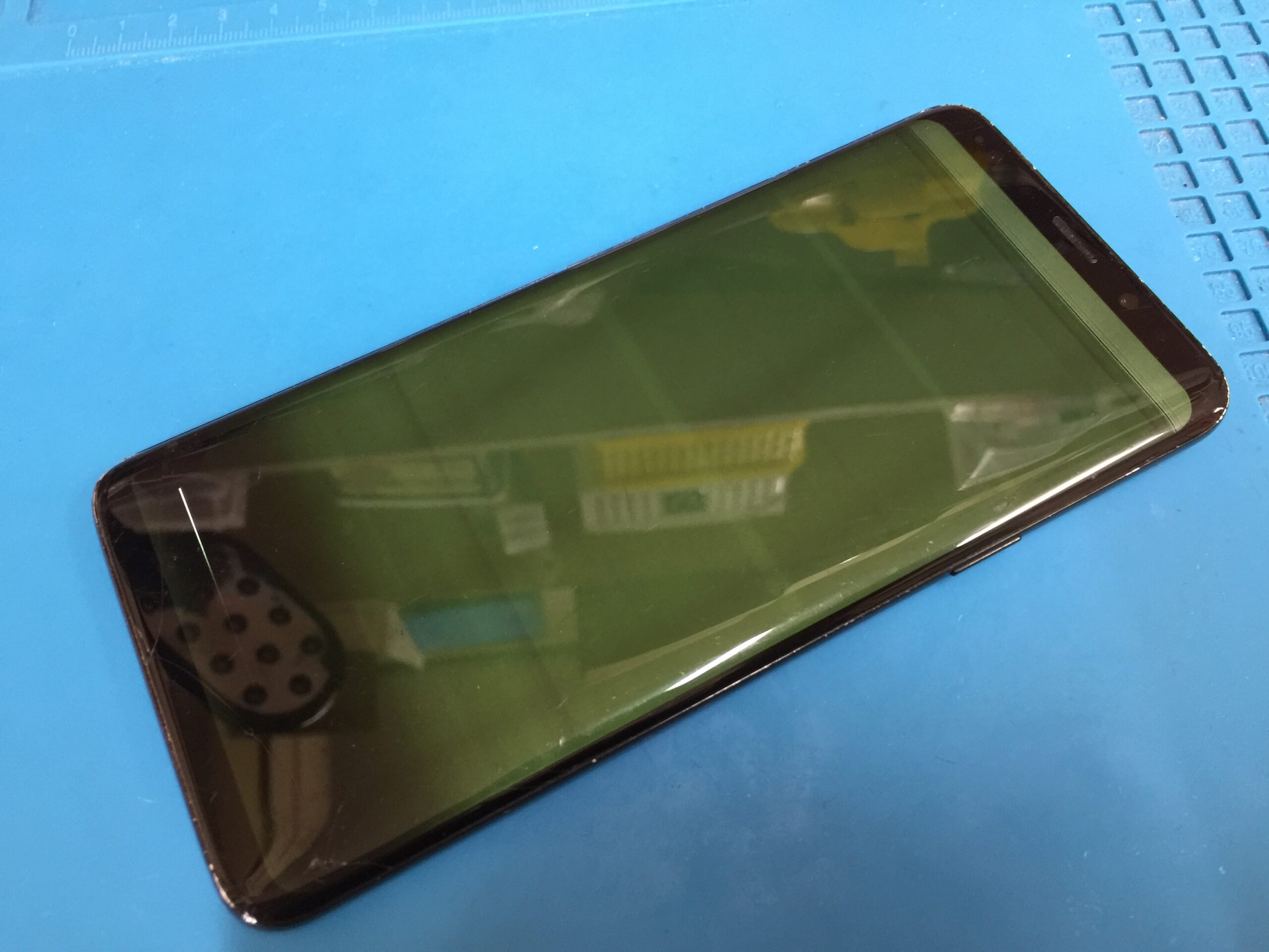 Galaxy S9プラス】の画面が緑色に変色する症状をディスプレイ交換で