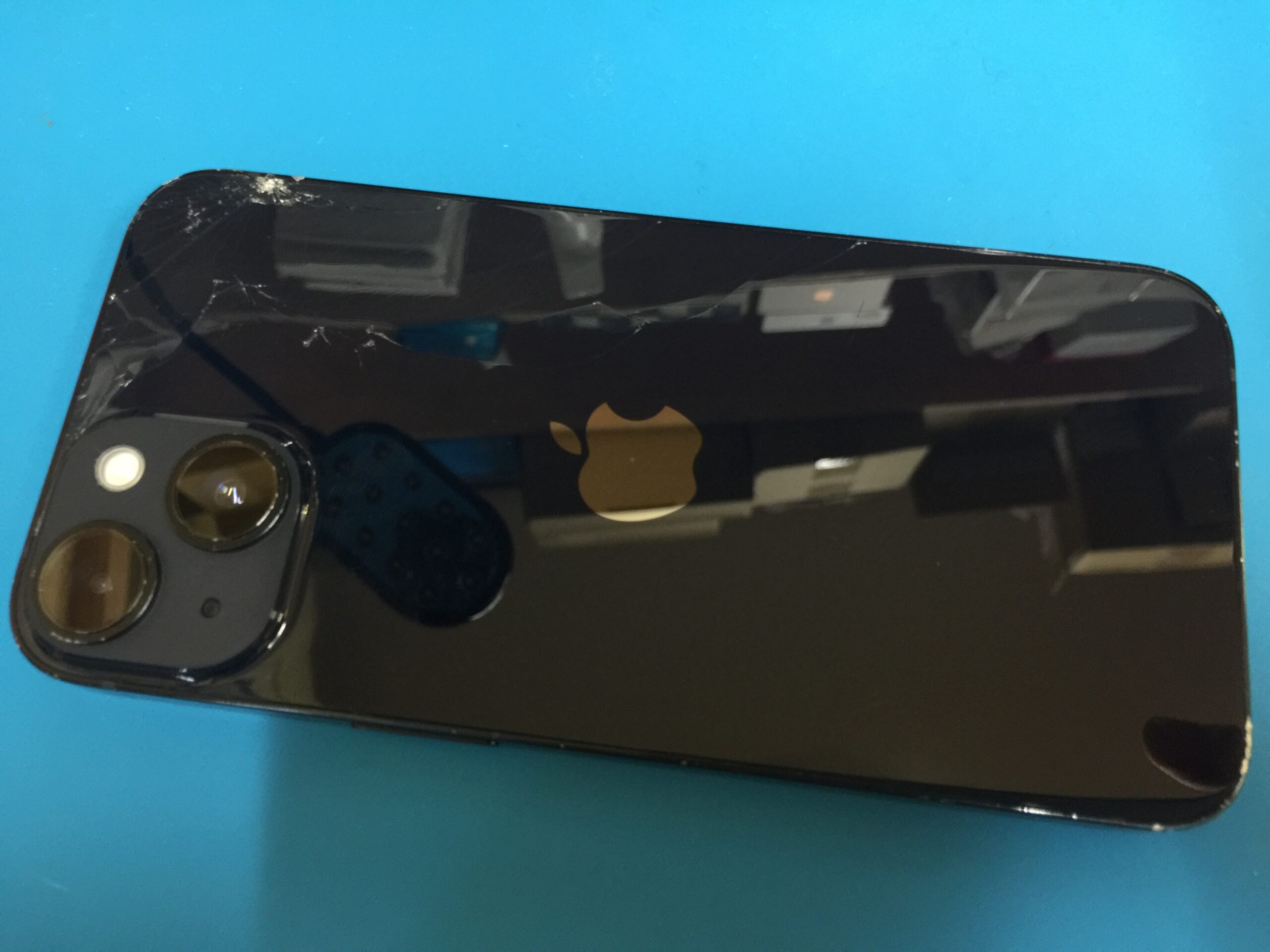 iPhone14】背面が割れた状態のiPhone14のバックパネル交換とついでに